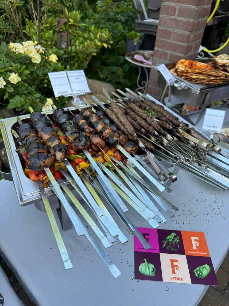 verschieden gegrillte Spieße mit Fleisch und Gemüse von Fatima Catering