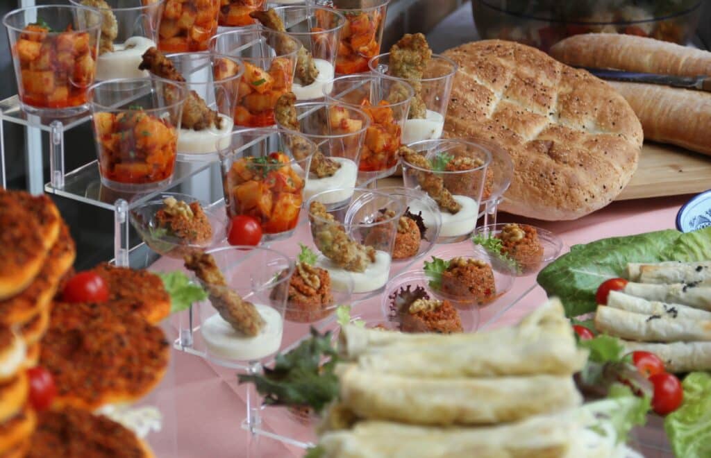 Nahaufnahme von syrischem Häppchen auf einem Buffet zur Selbstbedienung von Fatima Catering aus Schleswig-Holstein