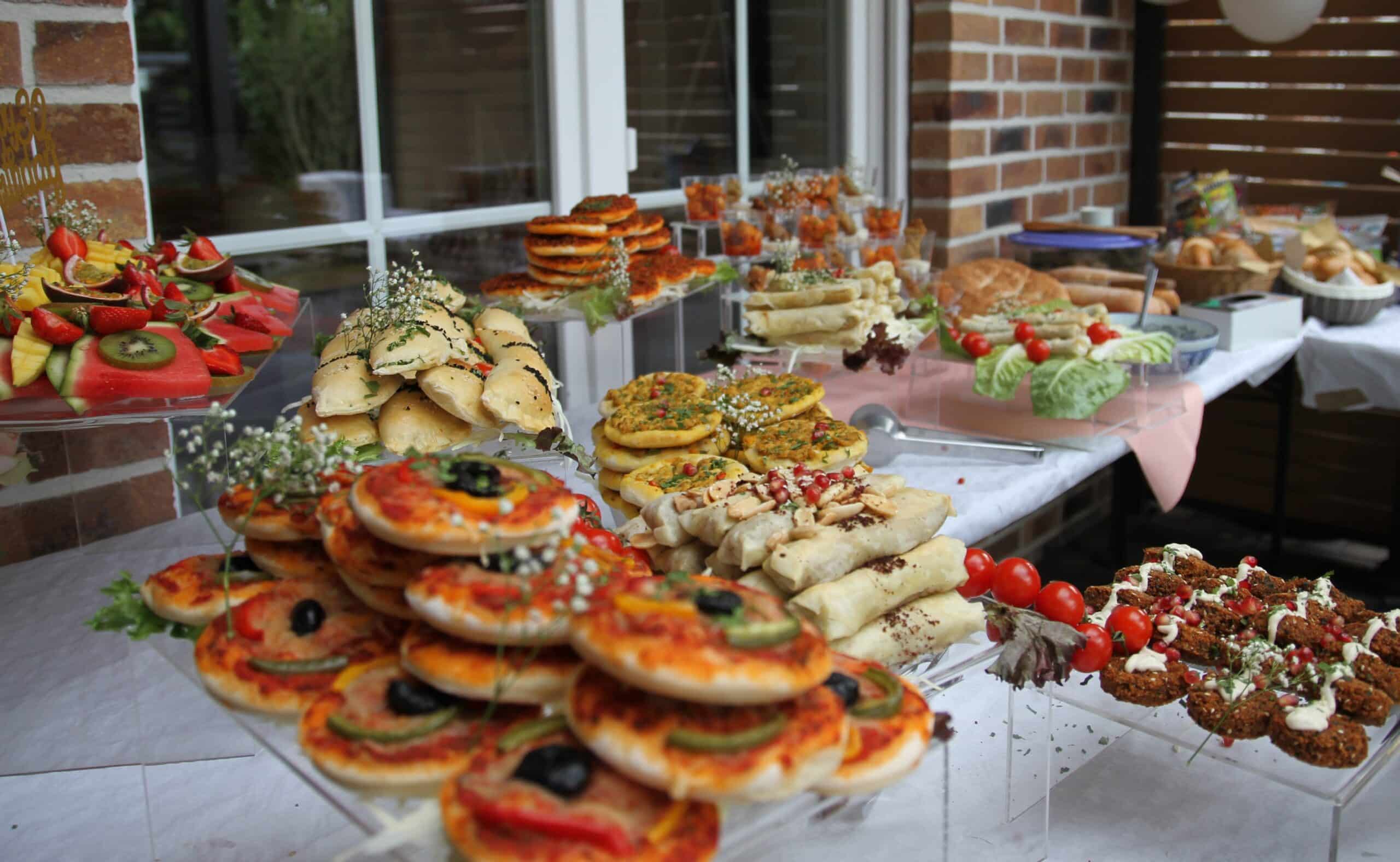 Verschiedenste syrische Spezialitäten, angerichtet auf einem Catering-Buffet von Fatima Catering